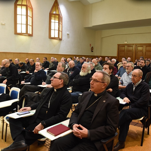 El obispo, los vicarios y  los arcipretes participan en el Encuentro regional en Ávila