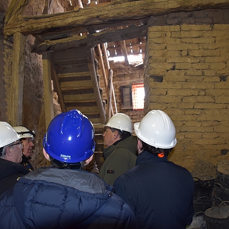 El obispo visita las obras de rehabilitación de la iglesia de San Pedro en Villalpando